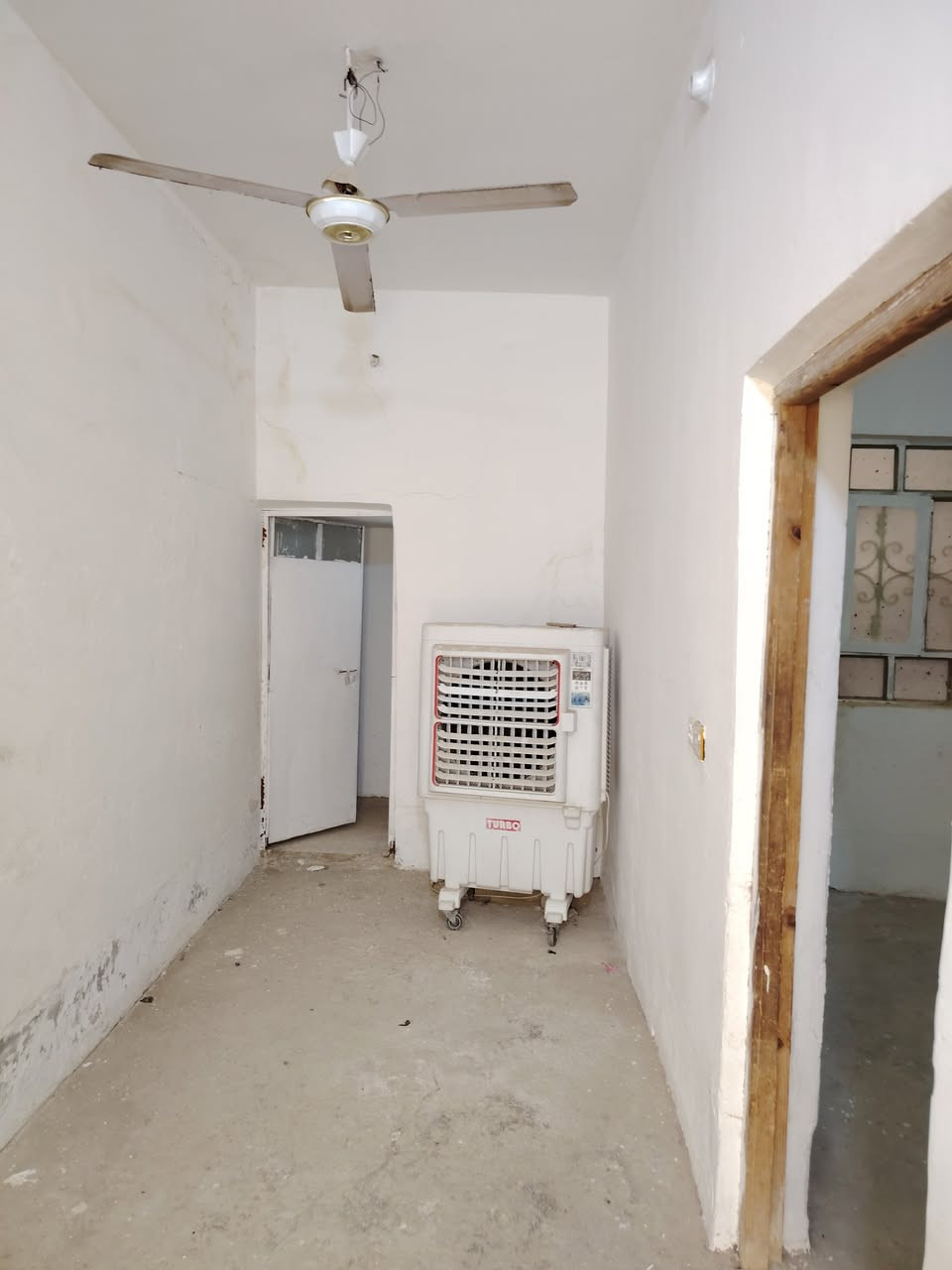 بيت ٥٠م طابق واحد كونكريت مسلح بناء بلوك طابو زراعي سند ٢٥ إقرار محكمه من المالك مباشرة خدمات مجاري حي الأمين شارع الحر خلف مول المائده يبعد ١٥٠م عن شارع تجاري وخط باب الحسين كوسترات سعر ٤٢مليون  للاستفسار مكتب الأوس للعقار ابو سجاد*********** ابو وائل *********** تفاوض مع صاحب البيت مباشر
