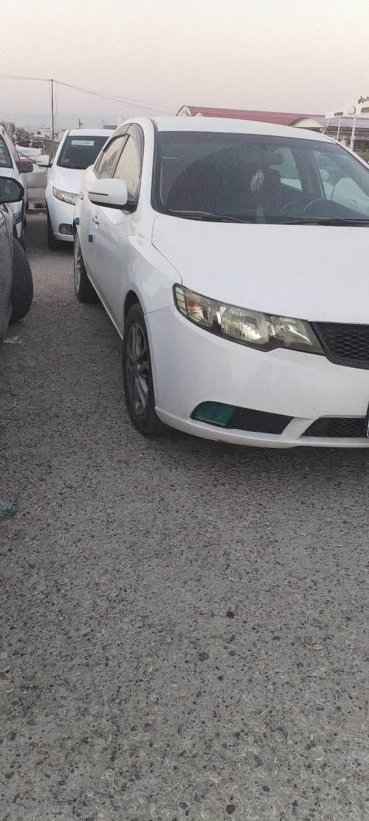 كيا سيراتو موديل ١٢ كير اتوماتيك سيارة بيها ٣ قطع صبخ بشرط بدون معجون بدون دواخل كير محرك بشرط تحويل وكاله بشرط سياره تبريد ثلج سياره حيل حلوه مال جناي جاهز مقدمه ٤٥ كل شهر ٣ سعر حسب انتفاق اي استفسار انتصل ع رقم *********** خاص مغلق اقصاد بس اهل موصل
