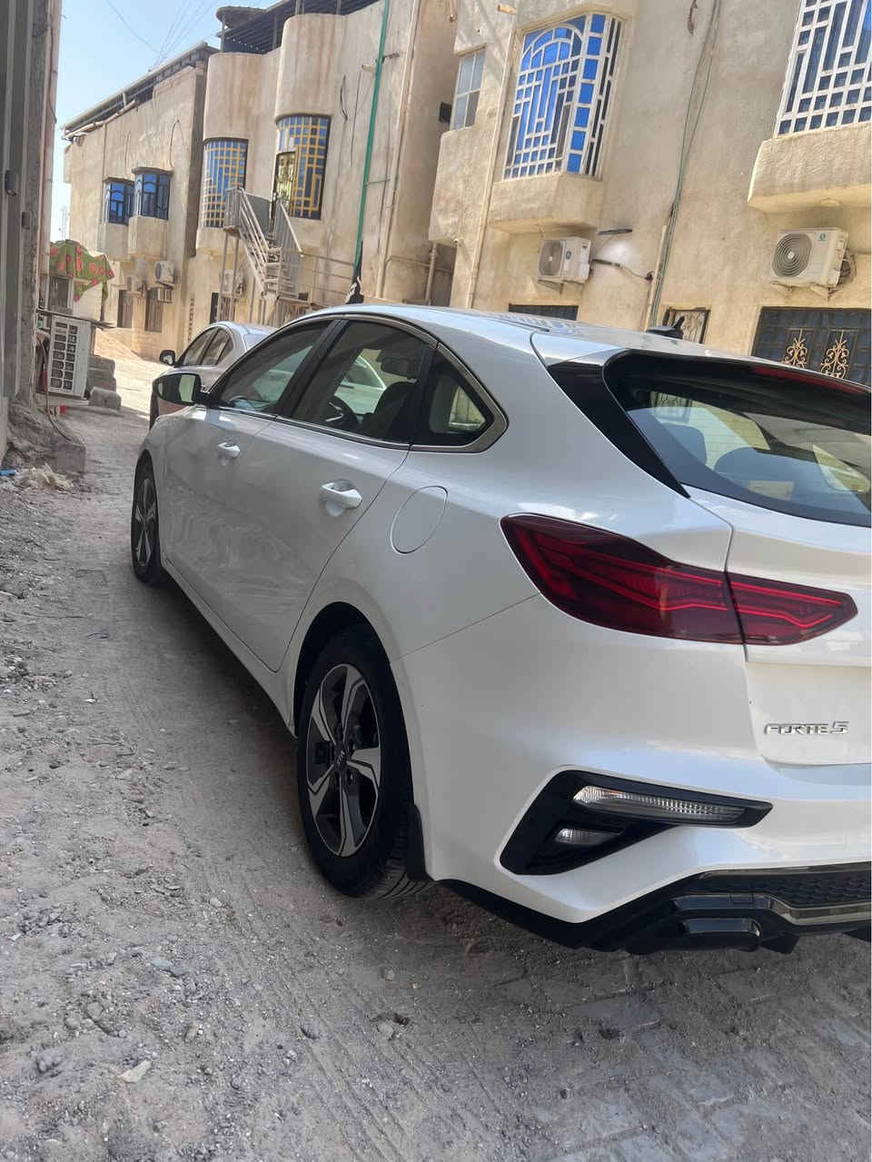 كيا فورتي 21 هاشباك 
مواصفاتها كلش حلوه 
محرك 2000 دوش 
تبريد خلفي امامي 
واير لس بلواوث 
شاشه 
حاكيه 
اشاير بالمرء 
رادار خلفي امامي جوانب 
سياره هواي بيها مواصفات حلوه 
رقم بغداد معوقين 10اشهر وتتحول 
سياره كلش نظيفه وحلوه سعر 132 
*********** البصرة, العراق
