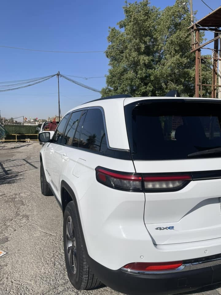 للبيع | Jeep Grand Cherokee 4xe Limited | موديل 2024

* موديل: 2024
* الفئة: Limited فول 🔥
* وارد أمريكي السيارة كبس كلهة على وضع الشركة حادث جانبي بسيط جدا صور الحادث بالمنشور
* اللون: أبيض
* الممشى: 52 ألف
* محرك 2.0 تيربو + نظام هايبرد Plug-in Hybrid (4xe)
* قير أوتوماتيك 8 سرعات
* دفع رباعي (4WD)

المواصفات:

* شاشة Uconnect كبيرة
* شاشة عدادات رقمية
* Apple CarPlay وAndroid Auto

* تشغيل بصمة وتشتغيل عن بعد ودخول ذكي
* مقاعد جلد كهربائية تدفئة تبريد وخزن ميموري 
* نظام صوت Alpine الأصلي
* كاميرا خلفية
* حساسات أمامية وخلفية
* مثبت سرعة تكيفي (Adaptive Cruise Control)
* مراقبة النقطة العمياء
* التحذير من الاصطدام الأمامي مع الكبح التلقائي
* مساعد البقاء في المسار
* باب خلفي كهربائي
* فتحة سقف بانوراما

أنظمة القيادة:

* Hybrid
* Electric
* eSave
* Auto
* Sport
* Snow
* Sand/Mud

ملاحظات:
شاحنه 220 vاصليه 
* باب السائق مبدل بنفس اللون اصلي شركه .
* باب خلف السائق صبغ بسيط.
الباقي مكفول كفاله عامه * ⁠
* السيارة بدون إيرباك ولا ايرباك طاك 
الرقم :بغداد (شهداء)
📍 الموقع: بغداد
💰 السعر: 315قابل للتفاوض بشي 
معقول
***********
