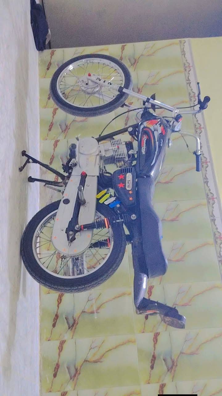 سلام عليكم دراجه سي جي نامه تعمير 25اصلي يراني  شرط وين ما يعجبك فحص  مكينه ناعمه تخبل مامفتوحه دراجه كلك كلك للبيع مكاني انجف كوفه سعره 450 وابيه مجال شراي ينتصل ***********
