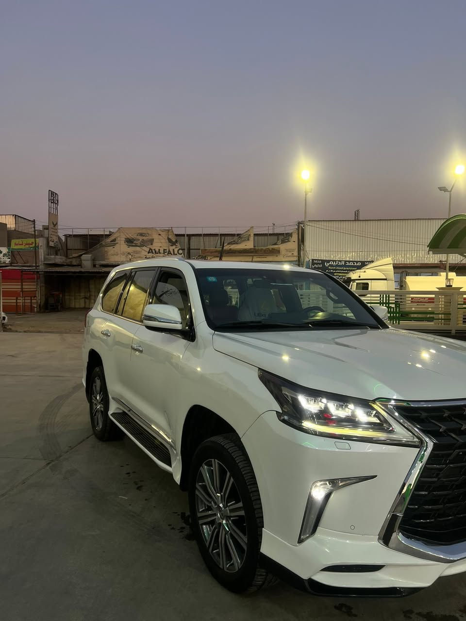 السلام وعليكم
لكزس LX570 
موديل 2017 
بريمية فول مواصفات للاخير
السيارة خير من اللة ومشيته حلوة
ماشية 66000km السيارة كفالة عامة من الصبغ والفتح ماعدة بارد بيه مكان السيارة بغداد الكرادة سعرها.        577$
بيه مجال بسيط للاتصال ***********
بيع فقط او مراوس بلاندكروز الشكل الجديد
