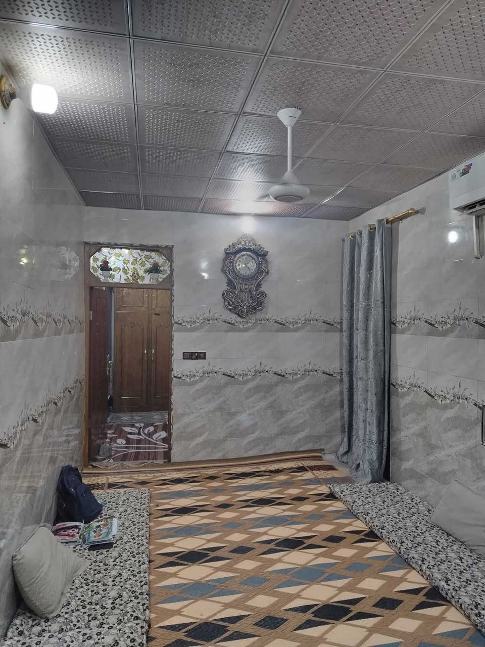 يا الله السلام عليكم بيت للبيع المساحه ١٠٠ متر البراكيه شارع المطار القديم قرب أسواق الأمير البيت يحتوي على غرفه صاله مطبخ صحيات داخلي وخارجي السعر ٢٤ معه المجال الاستفسار على الرقم ***********
