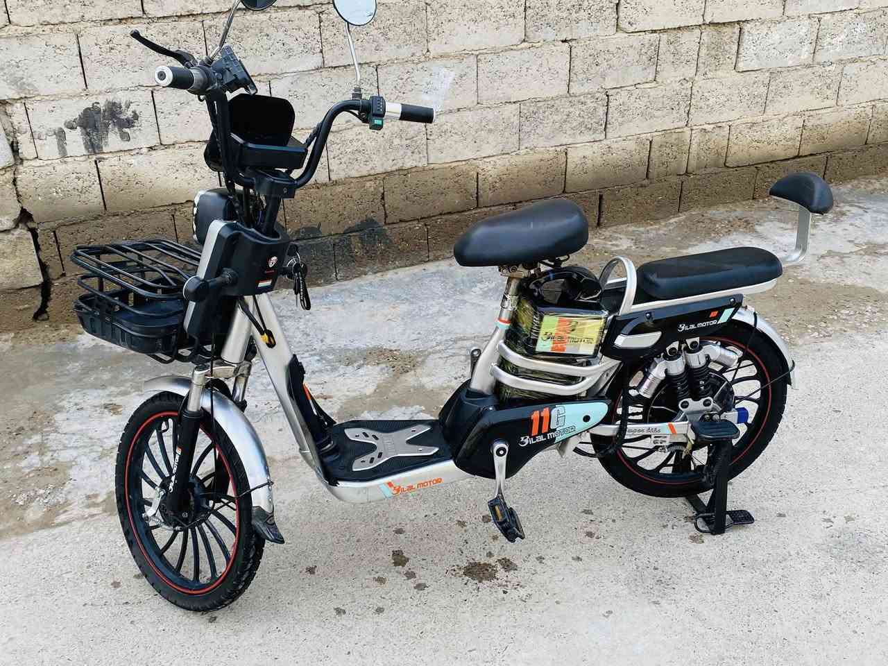 السلام عليكم دراجه شحن للبيع 
كلها شغاله اي نقص مابيها بطاريات كلهن جديد شرط الفحص كهربائيات كلها شغاله السعر 290 وبيها مجال 
العنوان ديالى بعقوبه باب الدرب ***********
