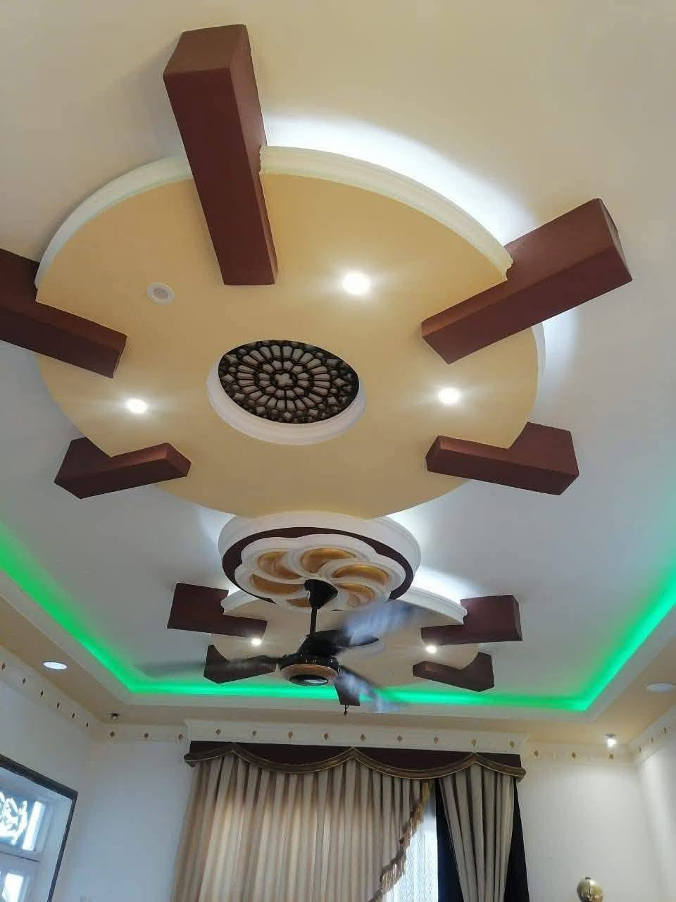 🔥 للبيع بيت حديث ومرتب – حي الحكيم 🔥
بيت جاهز للسكن، موقع ممتاز وهادئ، يبعد 150 متر فقط عن شارع العمارة 👌
🏗️ مواصفات البناء:
بناء طابوق
سقف صب
مرقم بلدية ومشمول بالتطويب
📐 المساحة والتفاصيل:
المساحة: 220 م²
الواجهة: 10 م
النزال: 22 م
🏠 يتكون من:
غرفتي نوم مرتبات 🛏️
صالة واسعة 🛋️
استقبال أنيق وراقي
مطبخ 🍽️
منور + ترك
بيتونة بحجم الصالة 💪
صحيات داخلية وخارجية
تأسيس كهرباء ثري فيز ⚡
حديقة + كراج 🚗
✨ مميزات إضافية:
البيت مكمل بالكامل (سيراميك، ديكور، مجاري مربوطة على المجاري الرئيسية)، نظيف ومرتب مثل ما موضح بالصور، ما يحتاج أي شي – تدخل وتسكن مباشرة 🙌
💰 السعر: عند الاتصال
📍 الموقع: حي الحكيم – فرع مكتبة حكاية
(قريب جداً من الشارع الرئيسي – 150 متر فقط)
📞 للاستفسار:
صاحب الدار: ***********
واتساب أو اتصال 📱
