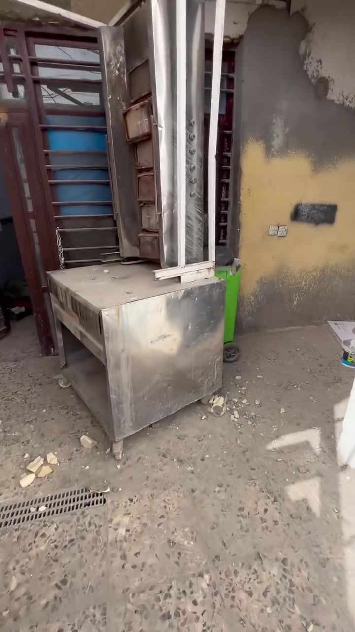 يوجد بيت للايجار بحي الاعلام شارع المستوصف ثلاث غرف نوم وصاله ومطبخ وخدمات ايجاره 800 وبي مجال للاستفسار/ ***********
