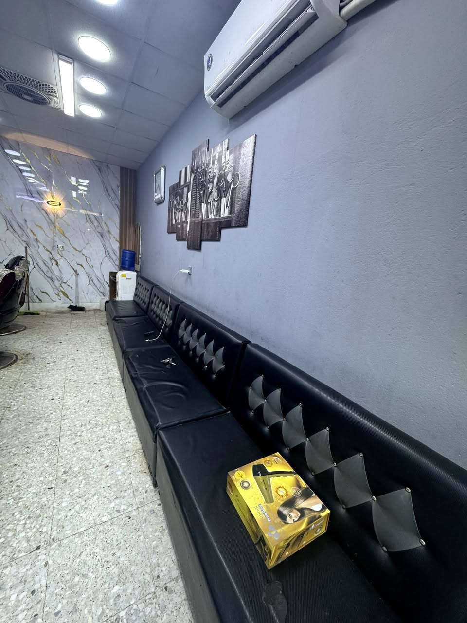 ✂️🔥 محل حلاقة للبيع – شغل جاهز ودخل مضمون 🔥✂️
فرصة ذهبية للي يريد يبدأ مشروعه فوراً بدون تعب وتجهيز 💈
محل حلاقة متكامل وشغال 100% ميّة بالميّة وزبائنه ثابتين.
💈 التفاصيل:
✅ 4 كراسي حلاقة بحالة ممتازة
✅ ديكور حديث ومرتب
✅ أدوات كاملة وجاهزة للعمل
✅ إنارة وتنظيم احترافي
✅ عدد زبائن يومي مستمر
✅ دخل يومي ممتاز
📍 الموقع: بغداد – الشعلة – شارع 60 – مدخل الدوانم
📞 للتواصل واتساب أو فيسبوك: ***********
🔹 سبب البيع: التفرغ لأعمال أخرى
🔹 السعر مناسب وقابل للنقاش للجادين فقط
اللي يدور مشروع جاهز ويبدأ يربح من أول يوم، هاي فرصته 💪🔥
