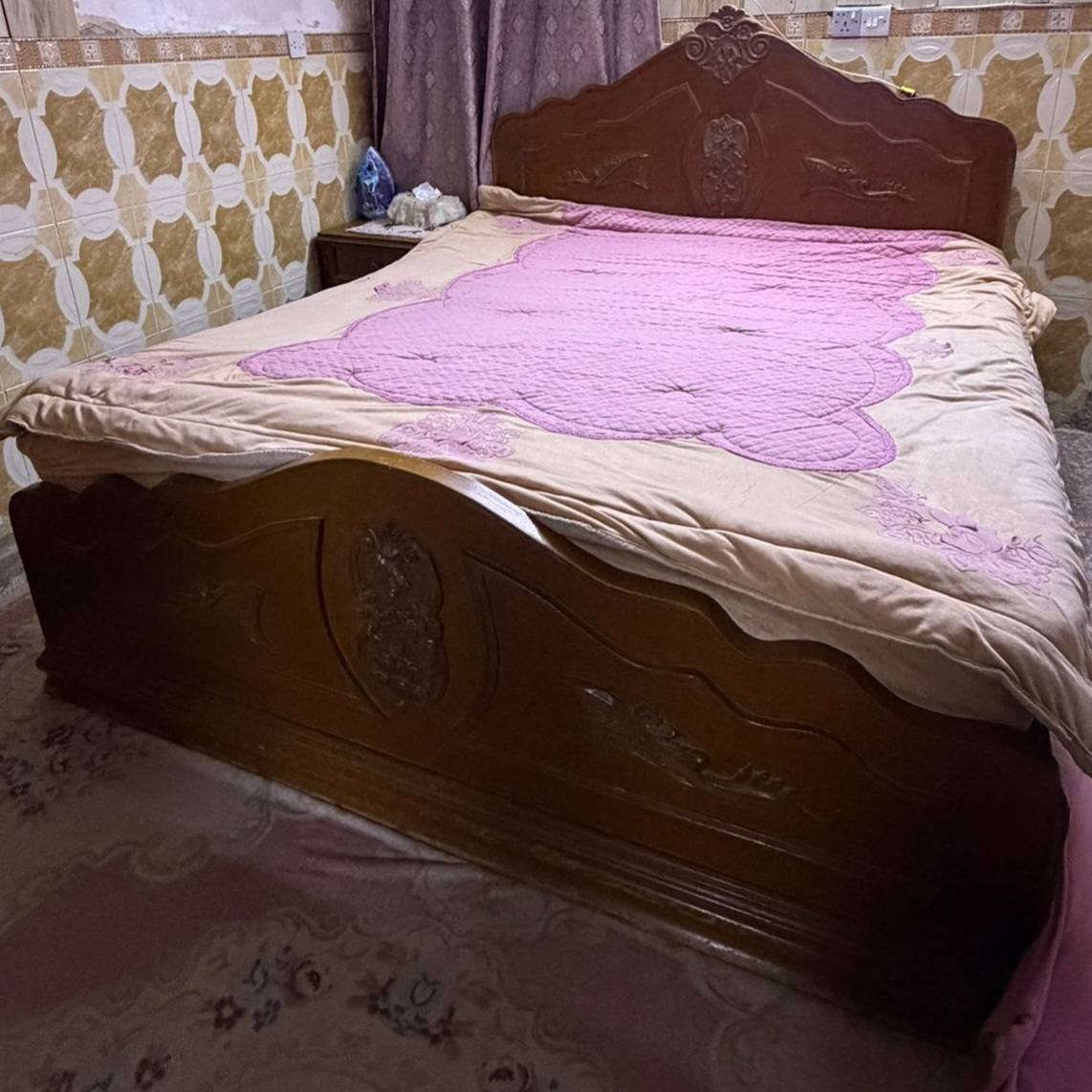 السلام عليكم غرفة نوم صاج للبيع تحتوي على
كنتور ٦ بيبان 
ميز تواليت
زاوية
جزامه 
روس جرباية عدد ٢ 
جرباية 
غرفة نظيفة السعر ٨٠٠ الف 
للاستفسار ***********
