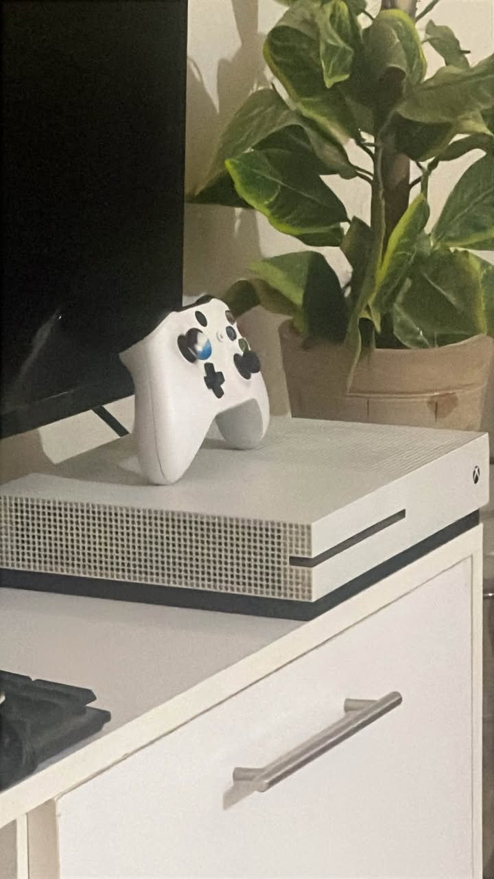 السلام عليكم x Box one s للبيع ذاكرة 1 تيرا جهاز نضيف جدآ +جويستك عدد 2 واذا عندة جهاز مراوس نزل نزل بلتعليقات 
***********
