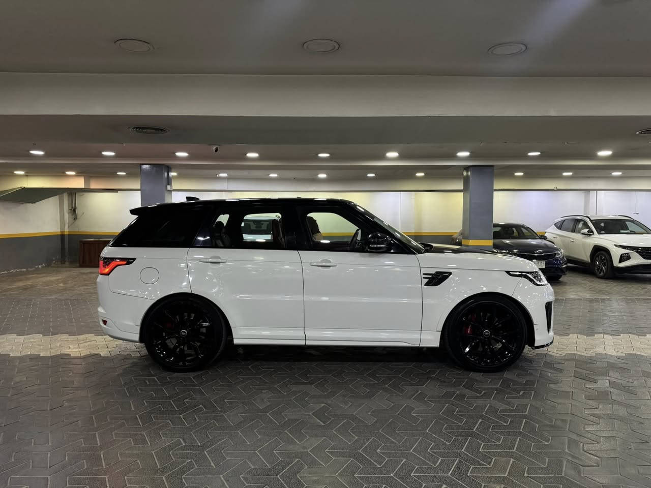 الوحش للبيع  .. رانج روفر svr 2018   وكالة   بدون صبغ  
السيارة  تجي  كاربون  فايبر    بمحرك v8 سوبر جارجر  575 حصان    كلش نظيفة   ومعتني بيها     ماشية 80 الف   كيلو 
كل مواصفات الرانج بيها      داخل  احمر  كاربون فايبر  وكشنات  ريكارو   و الsvr غنية عن التعريف  
مابيها  اي نقص   مكانها بزيونة  ورايدها ب44 ونص  وهذا رقمي ***********
