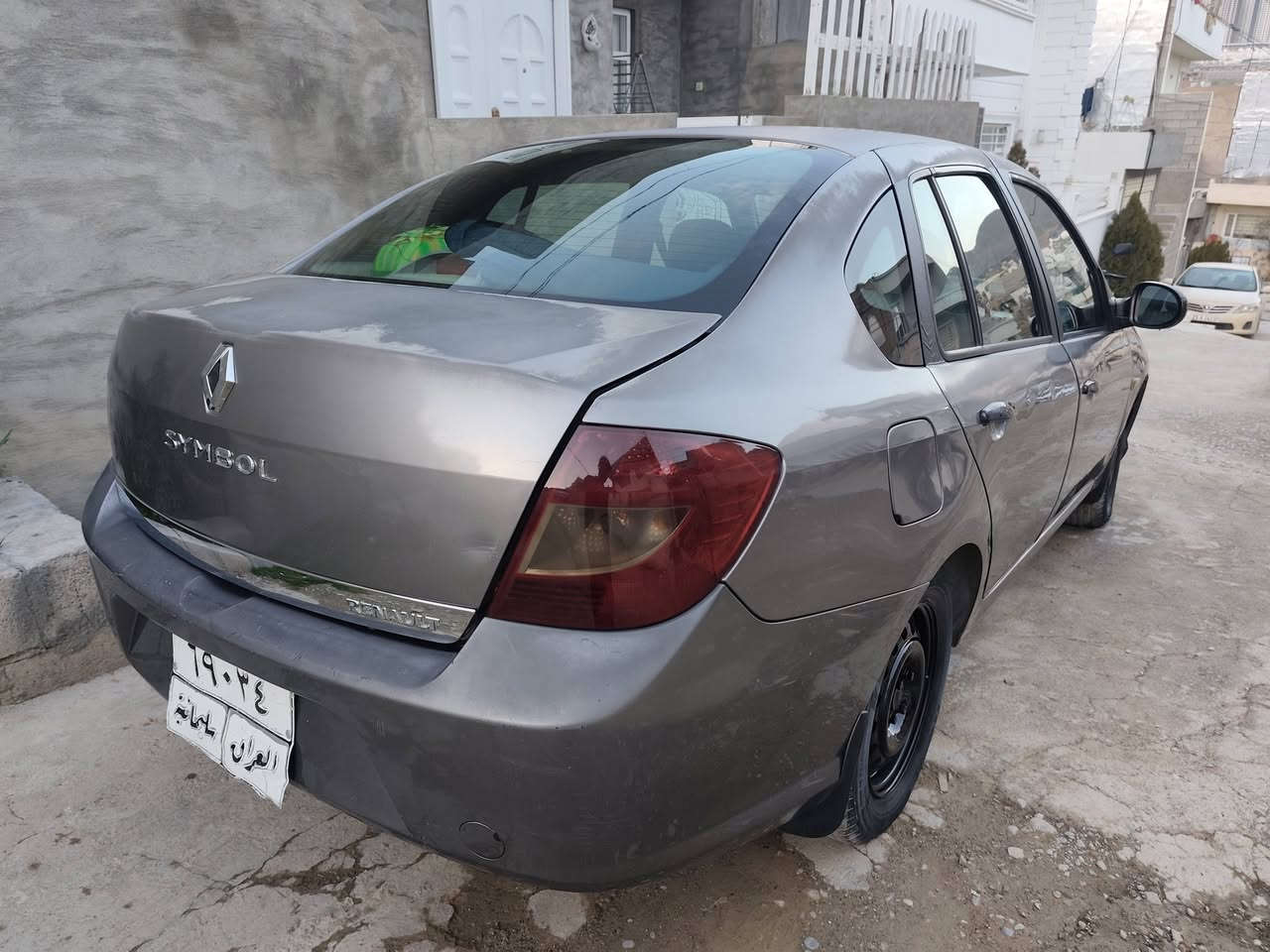 ﷽
بۆ فرۆشتن
ڕینۆ سیمبول 
مۆدێل ٢٠٠٩
چوار جام کارەبا 
چوار ویل و تایەی لۆکی لەژێرایە
کامل بانسی تازەیە
ناو بەرگە دەرگای تازە ماوەتەوە 
کارەبای و گەرمی مەزبوت 
٤٩گەڵا
لە سلێمانی 
ژ:م . ***********
