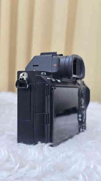 كامرة a7iii شترها 13k 
عدسة سوني 24_70 سيكما 
الكامرة والعدسة  سعرها 2,200,000 وبيها مجال 
النظافة شوفت عينك
***********  
توصيل بغداد موجود مكاني واسط
