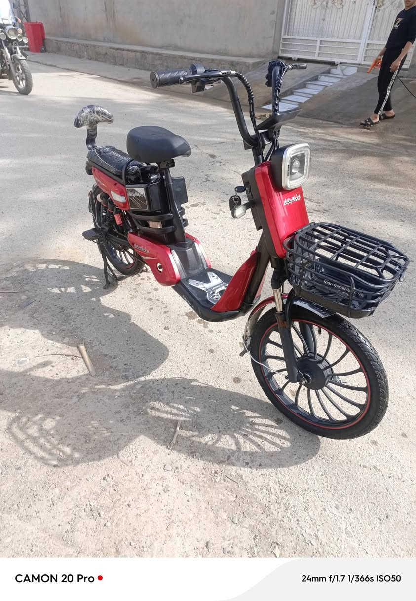 سلام عليكم دراجه شحن للبيع موديل 2023 السعر 200 الف قفل المكان ديالى شهربان المقداديه 
للستفسار الاتصال على الرقم ***********
