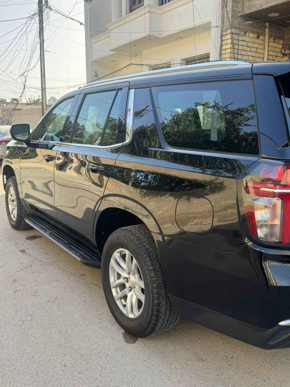 السلام عليكم 
تاهو اسود ٢٠٢٣ LS 
ماشيه ٨٠ الف حقيقي 
وارد خليجي البدن مكفول
من الصبغ والبارد
محرك/ كير/ صدر / كفاله
المواصفات 
بصمه 
حساسات اماميه خلفيه 
رادار امامي 
مانع تصادم 
نقطه عمياء
تحديد مسار 
رادرات جانبيه
كامره خلفيه دواره
ثلاث قطع تبريد 
شاشه اعطال
سايد بريك دكمه 
تحكمات ستيرن 
كرسي كهرباء 
لد نهاري 
زنون اصلي 
تشغيل عن بعد
وباقي المواصفات المعروفه  
مكان السيارة بغداد 
حي الإعلام  قرب تقاطع درويش
رقم صاحب السياره 
***********
