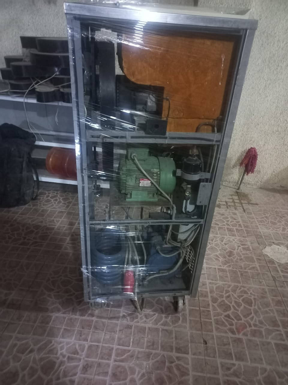 مكينة كربجاني إيطالي الصنع بمات عادي تبريد ماء عدد ٢ 
بسترة نوع مارك إيطالي الصنع 55 لتر حار بارد دبل ماطور تبريد ماء 
مجسم ايسكريم عدد 2
كراسي ع شكل ايسكريم عدد 8 وميزين 
للبيع الموقع ديالى المقدادية الاستفسار اتصال  ***********
