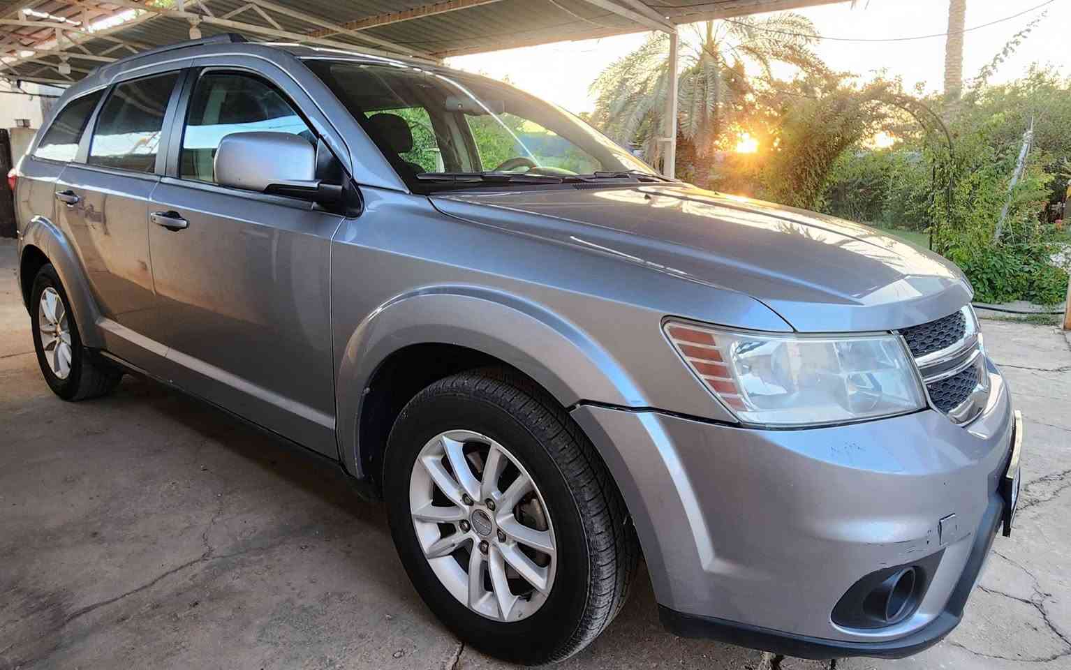للبيع فقط
دوج جورني موديل 2017 SXT محرك V6 3600
كير ومحرك مكفولات
الموصفات 
. 3 قطع تدفئة و تبريد مركزي مناخين منفصلين 
. نظام مانع انزلاق 
. كروس سرعة 
. دفع ثنائي 
. 7 راكب 
. تحكم مقود 
. داخل قماش 
. هيتر في المري الجانبية 
. بصمة تشغيل 
. بصمات دخول ابواب 
. رسالة ترحيب دوج 
. منفذ شحن USB 
. منفذ AUX
. كشن السايق كهرباء 
. 3 مخازن سريه 
صدر جديد امامي خلفي 
تخم تاير كله جديد 
سياره ما تحط عليه دينار 
سياره مال جناي اني جانيها مال بيت 
السياره رقم بغداد انكليزي سنوية 2030 بأسمي تحويل ثاني يوم 
حادثها جاملغ خلفي الايمن مأشر عليه مع الصور المرفقه + طخه بالدعامية الخلفية يعني بالبلاستك فقط موجود رقم الشاصي مع الصور ايضاً وتكدر تتأكد بنفسك من الضرر 
السعر 145 وبيه مجال بسيط حك الجيه 
مكان السيارة صلاح الدين الضلوعية 
للتواصل او الاتصال على الارقام *********** 
***********
