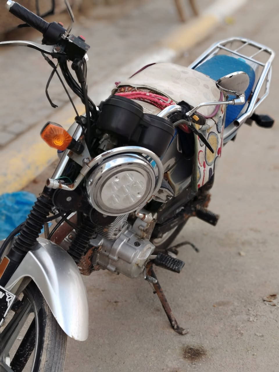 سلام عليكم دراجه البيع موديل 20 وراق اصولي محرك مكفول دراجه شغاله سلف هندر اشاير دبل شاره عالي ناصي الدراجه كامله  من كل شي شوفت عيونكم رقم *********** لمو شراي لا يتصل اخوان
