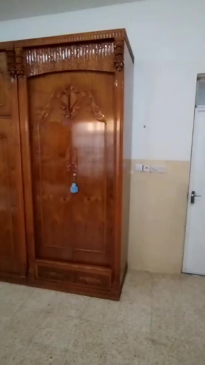 للبيع مستخدمه شهر واحد  بعدها جديده نقشات كلو زان خشب ثقيل شي مرتب السعر مليون وربع
*********** واتساب
***********
