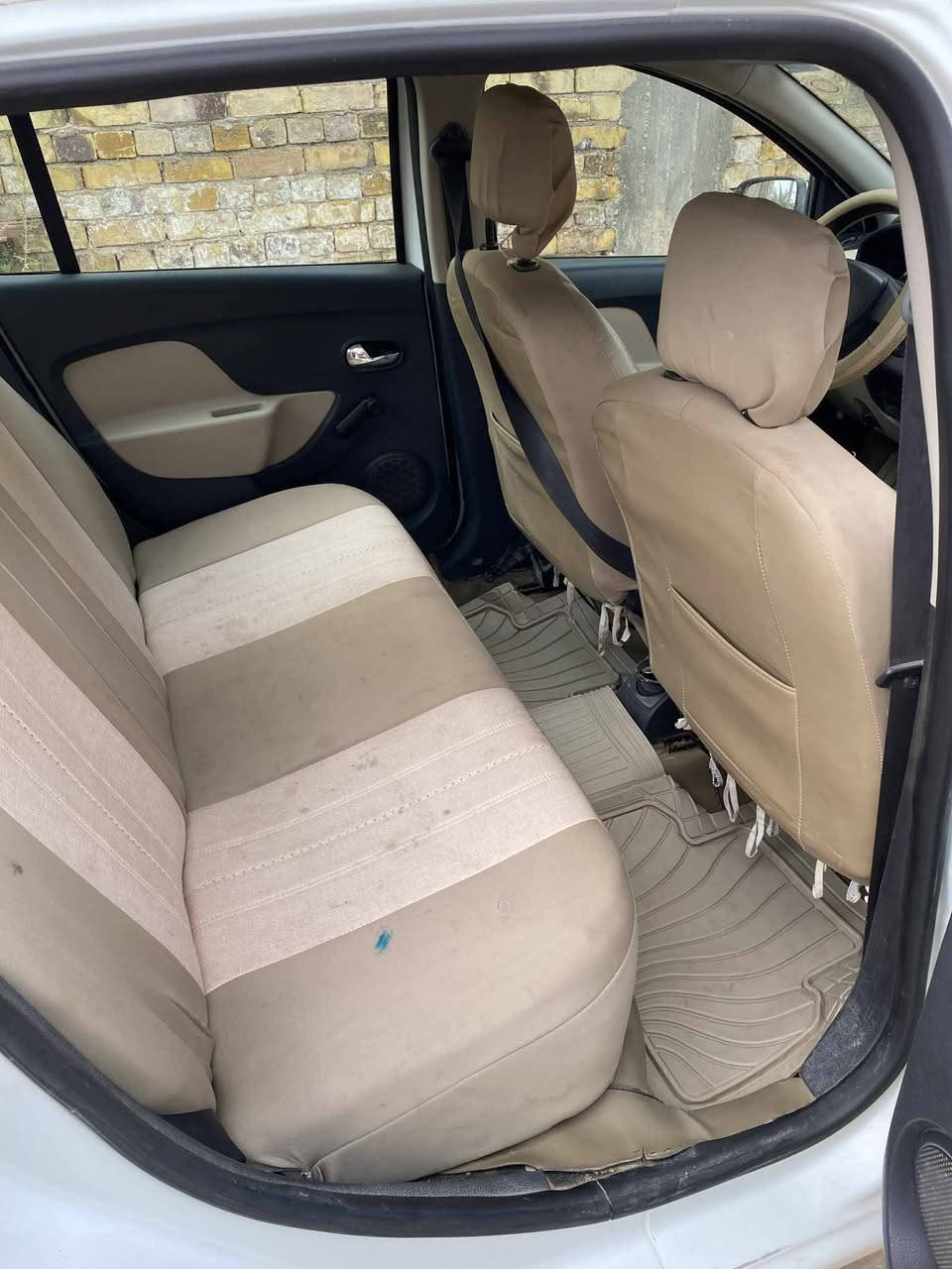 رينو سمبل ٢٠١٦. ماشية ٦٨ الف .ومحرك ١٦٠٠ سياره جديده رقم قادسيه رقم ***********
