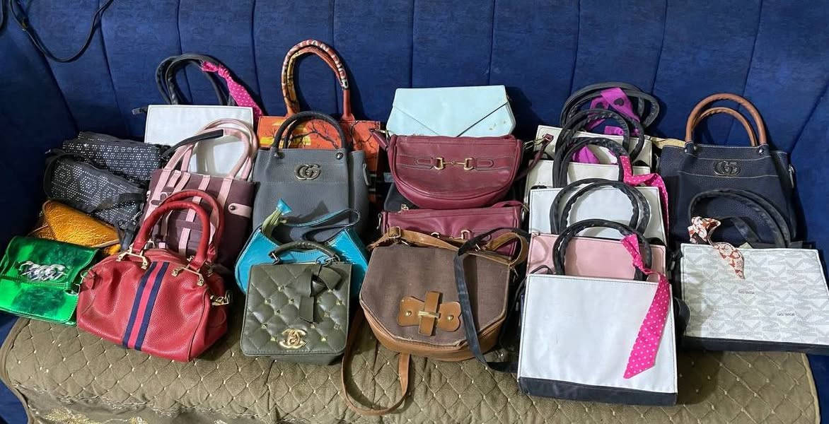 حقائب واحذية 👜 👞 🩰  ، 50 حذاء ب75 الف يعني القطعة بألف ونص، 90 حقيبة ب90 ألف يعني بألف دينار ، يصيرن كلهن 165 الف وبيهن مجال بسيط، ابيعهن شلعه تريدهن تفضل بالتعليقات او الخاص او اتصل على *********** موجود واتساب.
