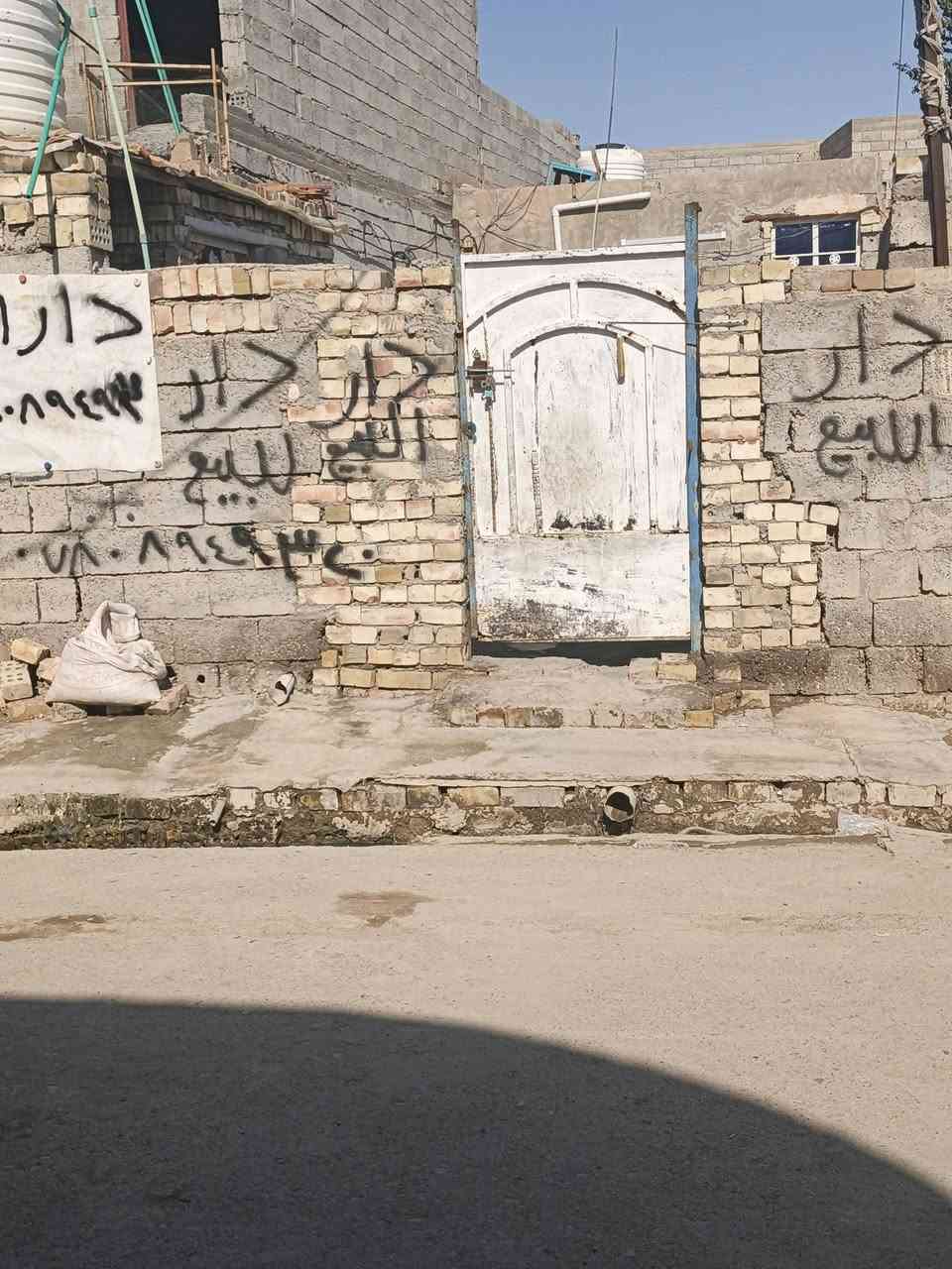 سلام عليكم بيت البيع 120متر زراعي قرب مطعم الديوان خط اول
البيت يتكون من غرفة4في4وصالة3/50في5ومطبخ 3في5 وبيةمجال تقريبن 12مترالبيت عكادة
متوفر ماي24ساعةكهرباء مجاري 
الاتصال ***********
