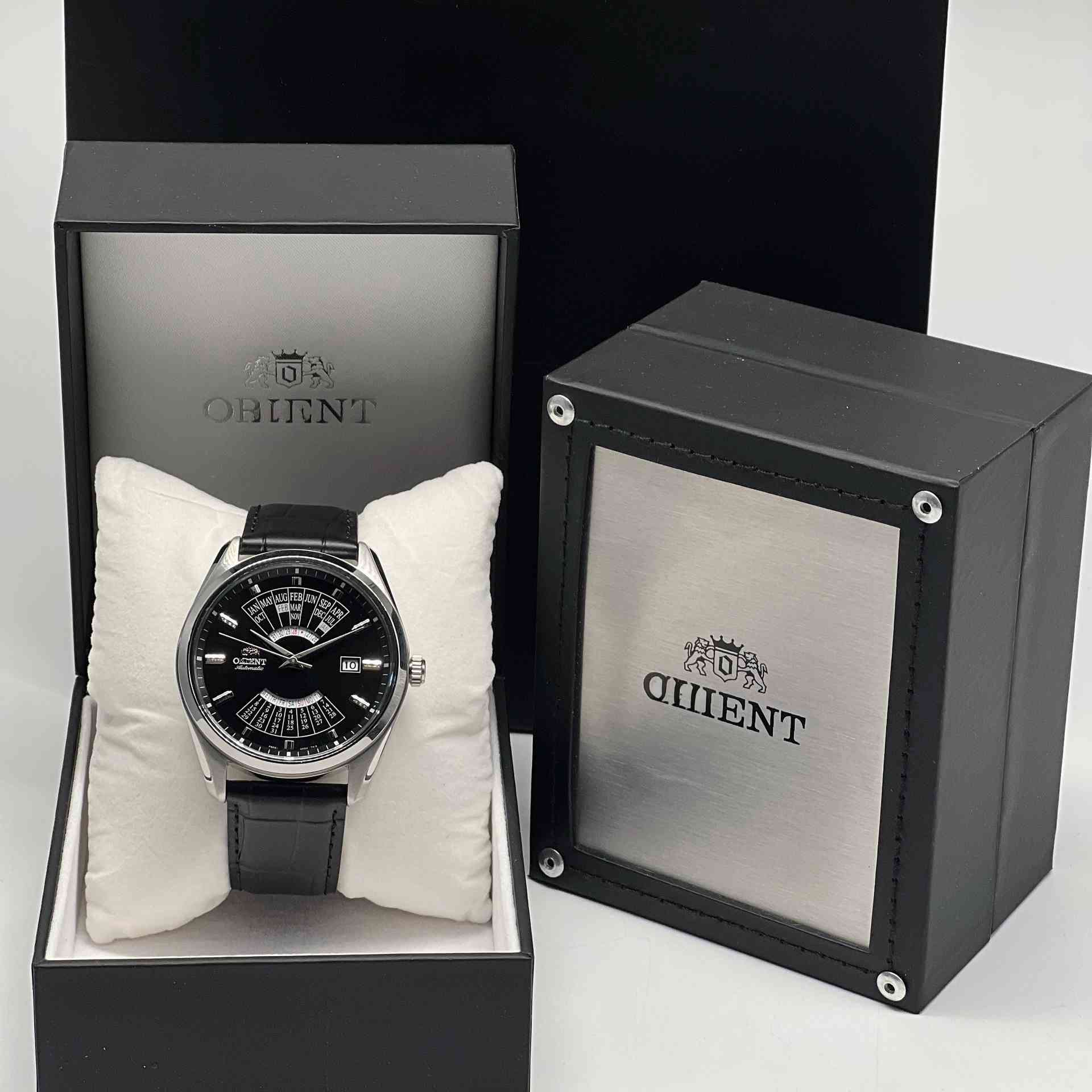 دكّة الساعچـي ⌚️
.
Orient — الاسم الياباني الذي يحمل سر الحرفة الحقيقية.

منذ ١٩٥٠، تصنع Orient ساعاتها بحركة أوتوماتيك داخلية بالكامل — لا تشتري محركها من أحد، تصنعه بيدها. هذا هو الفرق بين ماركة تبيع اسماً، وماركة تبيع فناً.

الكولكشن الجديد بـ٨ موديلات لكل شخصية:
 قمر وشمس على الداياله، رومانسية الوقت
🩵 Chrono سماوي — كرونوغراف حيوي، داياله فيروزي لافت
⚪🥇 Open Heart فضي/ذهبي — قلب مكشوف، ثنائي اللون الفاخر
⚫ Annual Calendar أسود — تقويم سنوي كامل، للرجل المنظم
🔴 Diver أحمر — غواص أوتوماتيك، أحمر جريء، مقاومة ٢٠ بار
⚪🥇 Open Heart أبيض/روز — أوتوماتيك ثنائي اللون، نافذة على الحركة
⚪ Classic فضي — نظيف، كلاسيكي، أبدي
🔴 Open Heart أحمر — الأجرأ في الكولكشن، داياله أحمر مكشوف
.
⌚️ Orient Automatic Collection
◽️ حركة أوتوماتيك يابانية ١٠٠٪
◽️ Made in Japan
◽️ بوكس فاخر مع كل موديل
◽️ مقاومة للماء
◽️ ٨ موديلات متنوعة

لمن يفهم — Orient ليست بديلاً، هي خيار 🇯🇵
للحجز والاستفسار دايركت او على الواتساب 📲
يتوفر توصيل لجميع المحافظات 🚚
#العراق #viral #reels #trending #luxury. دكّة الساعچي


**إذا كنت صاحب هذا الإعلان وتريد حذفه لأي سبب، رجاءا أرسل رسالة إلى الدعم الفني**