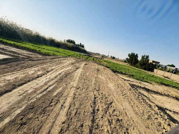 ارض طابو زراعي سند 25 تحويل مباشر 
مساحة الارض دونم كامله مخدومة من ماء وكهرباء
تنجح مزرعة او قطع سكنيه  او واحد يبنه بيه بيته ويخلص ويدور راحت باله 
الموقع بابل بين الحصوه والمشروع خلف مطعم كباب قحطان الكدساوي بمنطقه الشاخه 
تبعد عن الشارع العام الي هو شارع حله بغداد كيلو او اقل 

مكتب مهدي 
***********
