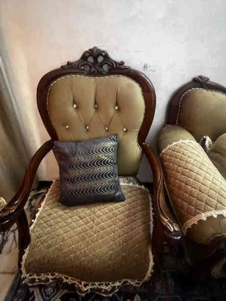 سلام عليكم 
تخم 6قطع للبيع نضيف جديد كوشات كامله سعره 550مكانربغداد الشعب للاستفسار ***********
