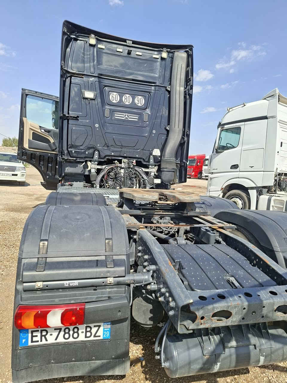 مرسيدس اكتروس وحش موديل 2018 الحجم 2763 فول مواصفات كاميرا حساس سبلت خزن روتايدر دخول طريبيل جديد***********
