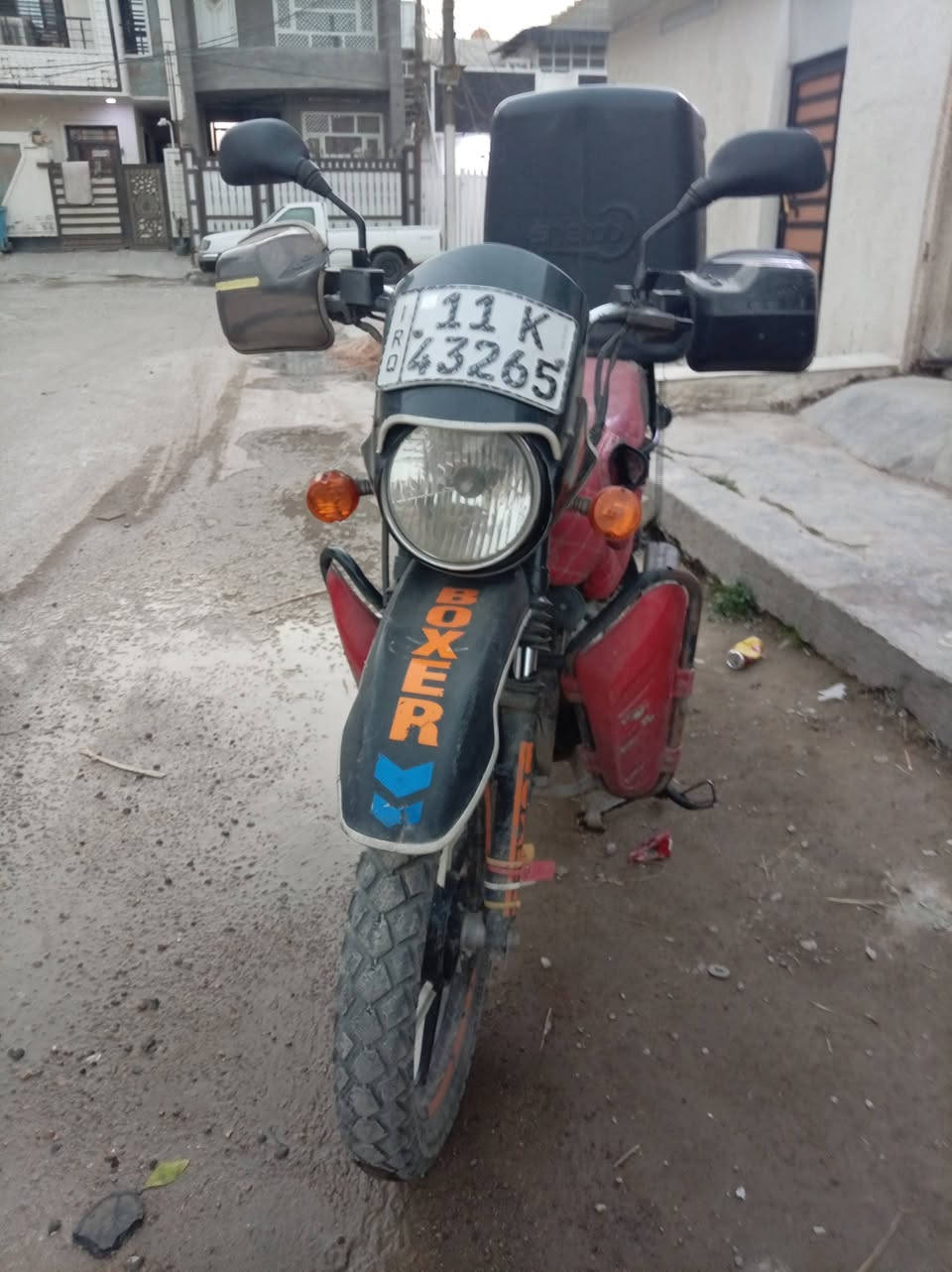 السلام عليكم بوكسر مديل 19 مرقمه بسمي تحويل ثاني يوم الدراجه مال مطعم متروكه فتره بس شغاله نكره سلف صوت بلمحرك بس ماكو دخان ترايك وين متريد بيها نقوصات بسيطه مثل باتري وبيها كم شغله المحرك بي صوت ماعرف يمكن تفيلس السعر مليون 600 وبيها مجال مكان الدراجه بغداد البياع رقم التلفون ***********
