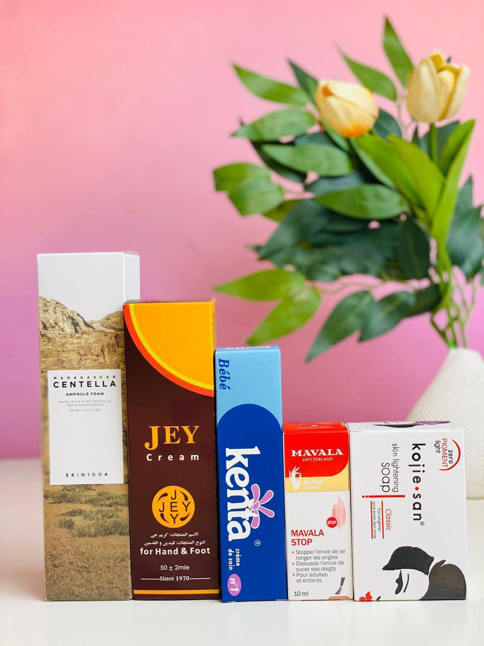 عرض عناية متكامل يجمع إشراقة البشرة، تفتيح المناطق، نعومة اليدين والقدمين، وتقوية الأظافر 💯💯
يتكون من 💯
1️⃣ غسول SKIN1004 Madagascar Centella Ampoule Foam
غسول لطيف ينظف البشرة بعمق بدون ما يسبب جفاف، يزيل الأوساخ وبقايا المكياج وينقّي المسامات، ويحتوي على السنتيلا اللي تهدئ البشرة وتقلل الحبوب والاحمرار. يخلي البشرة نظيفة، ناعمة ومهيأة لباقي العناية، ومناسب لكل أنواع البشرة حتى الحساسة 🌿

2️⃣ كريم JEY كرم جي الإيراني لليدين والقدمين
كريم غني يرطب بعمق ويعالج الجفاف والتشققات، يساعد على تنعيم اليدين والقدمين من أول استخدام، ومع الاستمرار يعطي مظهر صحي وملمس مخملي. مثالي للي تعاني من خشونة القدمين أو جفاف اليدين، ويخليهم ناعمين ومرتبين ✨

3️⃣ كريم كينتا Kenta
كريم فعّال يساعد على تفتيح المناطق الداكنة تدريجياً، يوحد لون البشرة ويرطبها بنفس الوقت، مناسب للاستخدام اليومي ويعطي نعومة وإشراقة واضحة مع الاستمرار 🤍

4️⃣ Mavala Stop للأظافر
منتج مخصص للعناية بالأظافر، يقلل من عادة قضم الأظافر ويساعد على تقويتها وحمايتها، يخلي الأظافر مرتبة وأقوى ويعطيها مظهر صحي وأنيق 💅

5️⃣ صابونة Kojie San
صابونة معروفة بتفتيح البشرة وتوحيد لونها، تساعد على تقليل التصبغات والبقع الداكنة، وتنطي إشراقة ونقاء مع الاستخدام المنتظم، وتناسب الجسم والمناطق اللي تحتاج تفتيح ✨

سعر العرض ٣٠ الف 
🚘يوجد خدمة توصيل لجميع محافظات العراق ٤ الاف🚘


**إذا كنت صاحب هذا الإعلان وتريد حذفه لأي سبب، رجاءا أرسل رسالة إلى الدعم الفني**