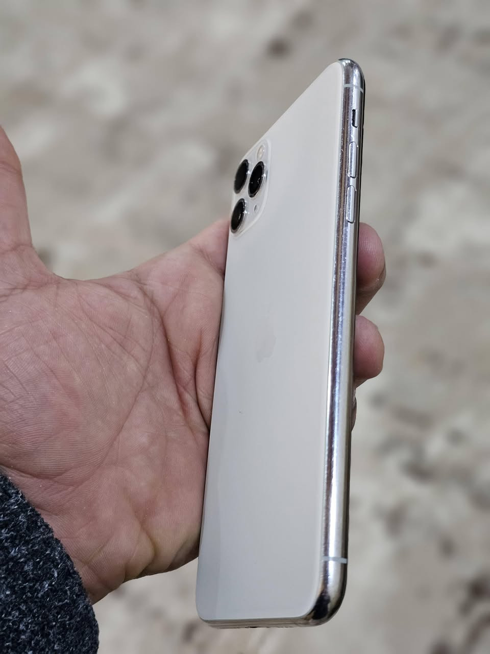 السلام عليكم مبايل iPhone 11 Pro Max للبيع  جهاز كله شغال و جديد علفحص مبدل شاشه فقط و الباقي مكفول ذاكره ٢٥٦  بطاريه 85 ابلاديه شرط لا معلايه و مبدله نموذج M الجهاز كامرات خط هزاز سماعه  كله شغال السعر ٢٨٠ و بيه مجال اكثر التصال على الرقم *********** مكاني نجف
