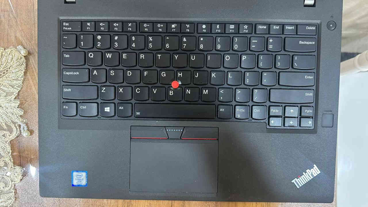 السلام عليكم 🌟
لابتوب عملي جداً للبيع وبسعر مناسب

🔹 المواصفات:

• المعالج: Intel Core i7-7820HQ (2.90GHz) من أقوى معالجات جيله

• كارت الشاشة: NVIDIA GeForce 980MX (2GB)

• الرام: 16GB

• الذاكرة: 256GB SSD سريع

• النظام: Windows 10 Pro أصلي

• الشاشة: FHD + شاشة لمس حجم 14

• الكاميرا: HD

• البصمة: يدعم بصمة الإصبع

• البطارية: تصمد لـ 4 ساعات استخدام متوسط

🔹 الحالة:

الجهاز نظيف، استخدام قليل، بدون مشاكل حرارة أو بطء.

🔹 الملحقات:

شاحن أصلي + جنطة لابتوب + ماوس

🔹 الاستخدامات المناسبة:

مثالي لـ:

• الألعاب بدقة متوسطة

• المونتاج والتصميم

• برامج Adobe

• العمل والدراسة وبرامج الأوفيس

🔹 سبب البيع:

عدم التفرغ والجهاز ما مستخدمه هواي.

💰 السعر: 325,000 دينار فقط

متوفر خدمة توصيل

العنوان : النجف الاشرف

واتساب : ***********
