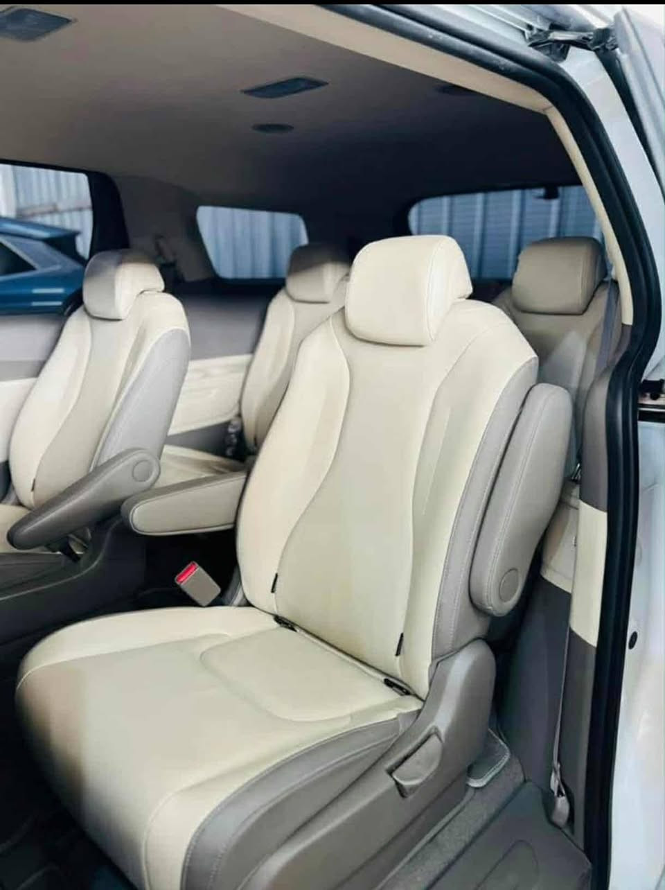 السلام عليكم 
(للبيع)$
كيا كرنڤال 
سنة الصنع :2023
محرك:3800ستة سلندر
كير:8نمر
وارد:خليجي
كيلو متر:64
(المواصفات)
1-بصمة
2-كشنات جلد +تدفة+تبريد
3-تحديد مسار +قيادة ذاتية
4-نضام ايكو+سبورت
5-تحكمات ستيرن
6-تبريد مناخي
7-شاشة چبيرة
8-تبريد لمس
     ( رقم ) بغداد:جديد
   ( السعر ) :300 ورقة 
   (المكان): بغداد: بسماية 
 (رقم الهاتف):***********
