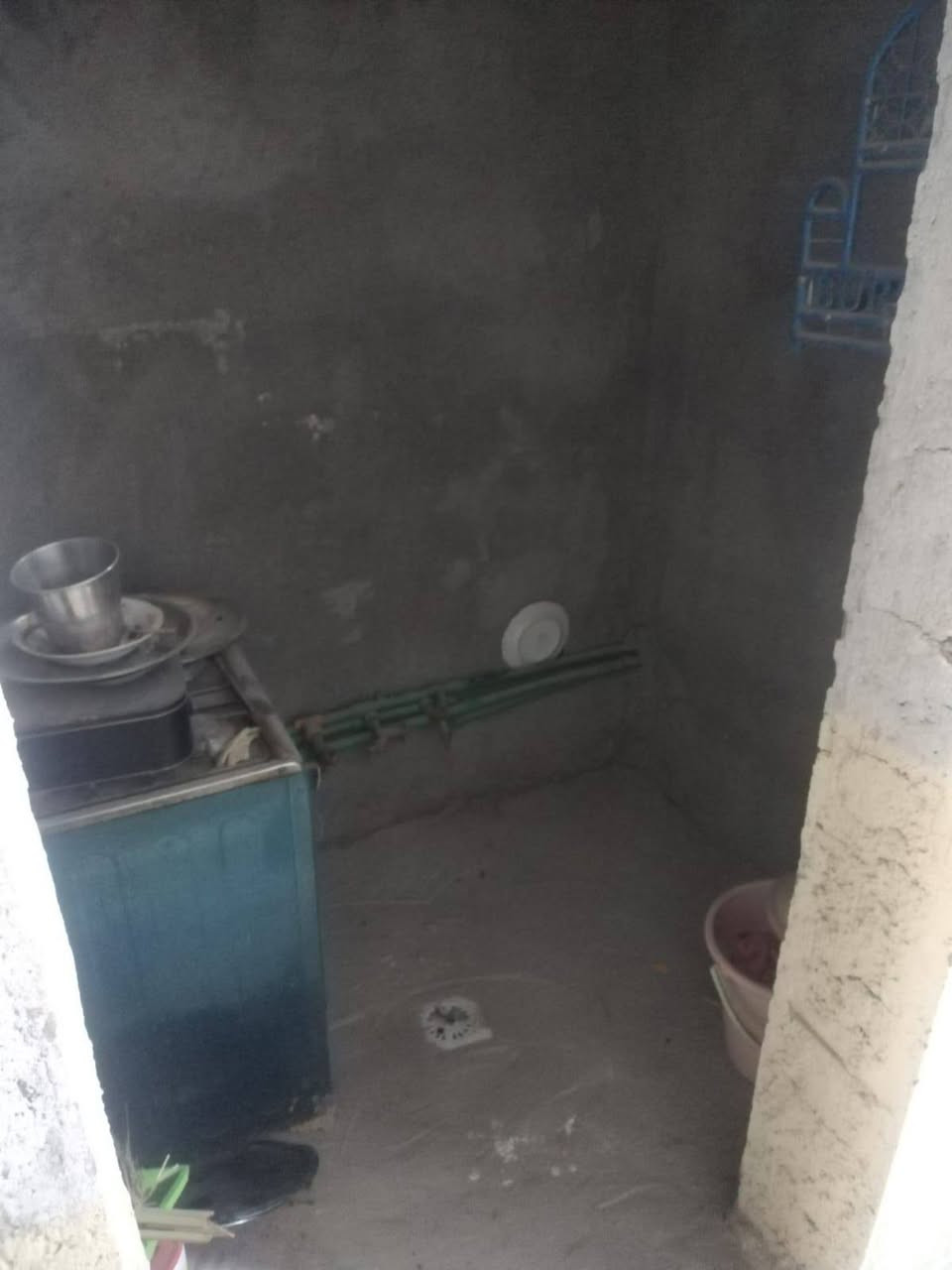 سلام عليكم  بيت 100متر شارع المطار الجديد شارع اسواق فدك  غرفة وصاله ومطبخ وستقبال   الستقبال  بعده ماكامل ومطبخ عايز لبخ  السعر 25 مكتب الصدرين  ***********
