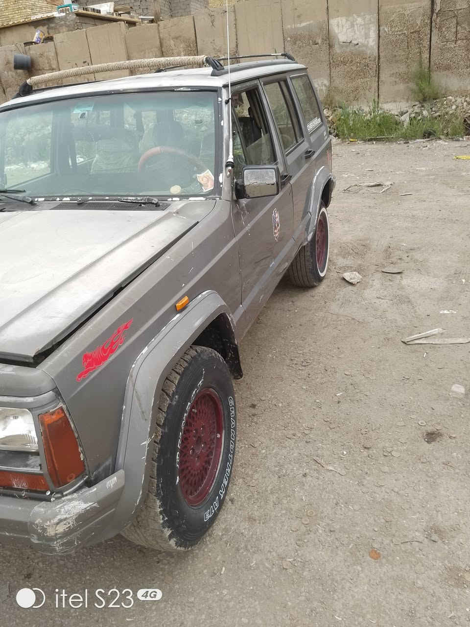 سلام عليكم سياره جيب موديل 1991 كير ومكينه بلادي دفع ربعي رقم كركوك بيه وكتله عامه وعندي رقمه ومستمسكاته سياره جاهزة وحلوه بعلك الموجود بيع ومراوس مكاني بغداد بيع كوم حديد لن مالي خلك رقمي *********** سعر 20
