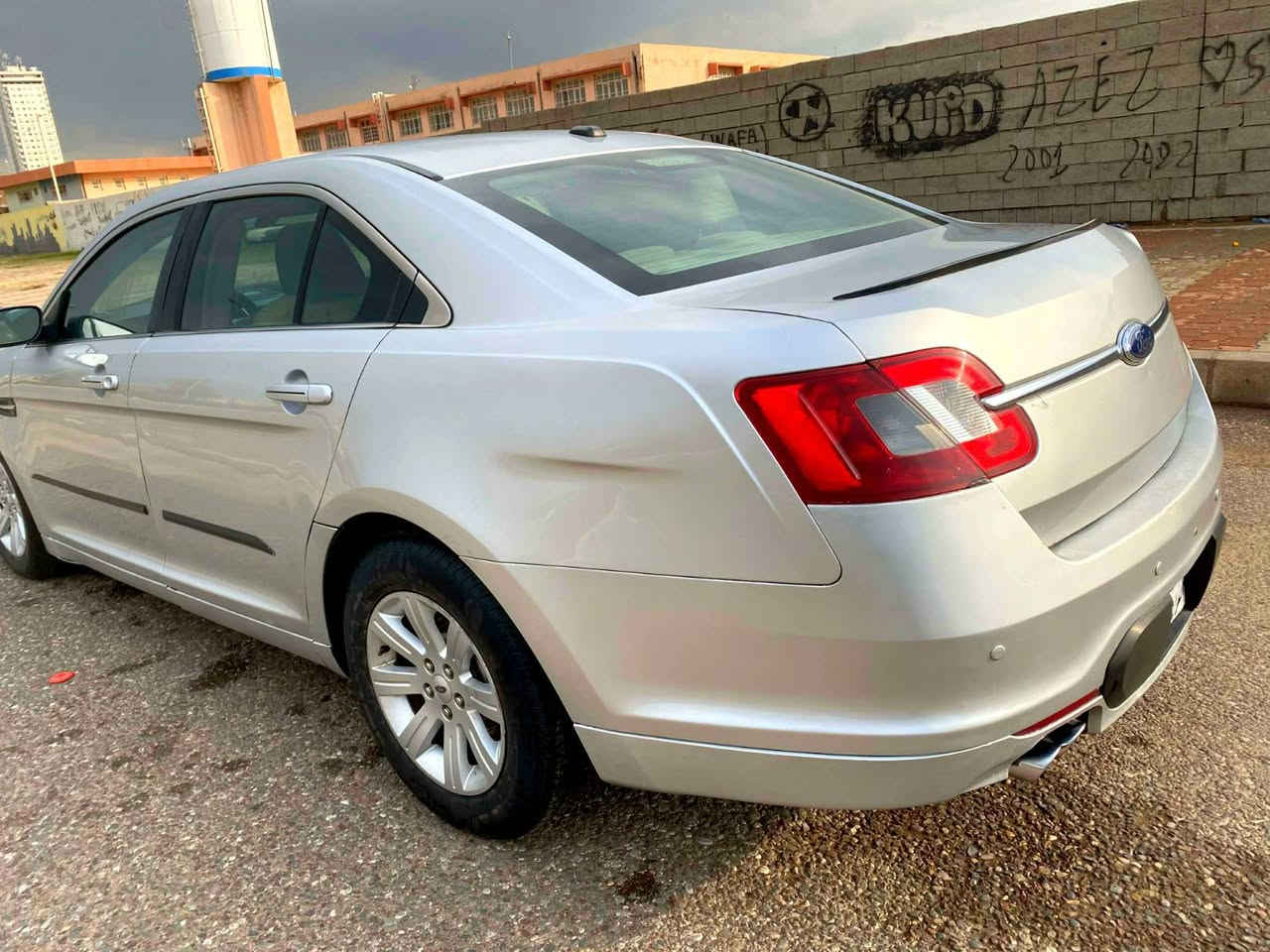 ‏السلام عليكم
‏فورد تورس SEL موديل 2010  سلفر 
‏
‏محرك ٦سلندر حجم ٣٥٠٠ كير اوتوماتيك 
‏
‏مواصفات sel 
‏
‏حساس
‏كود باب
‏كامير شاشه
‏
‏داخل اصفر 
‏
‏غرامة ٦ ورقة 
‏
‏ويل كب  طخم تاير  
‏
‏صبغ ٣ قطع شرط  بدون دواخل وبدون ايرباك بشرط
‏
‏سعر : ٨٣ ورقة بيها مجال 
‏
‏٣ پارچەی بۆیاغە بۆنیت ودەرگای پشت سایەق و قەپاغ سندوق ٦ وەرقە غرامەی لەسەرە نرخی 83ورەقەیە
‏
‏مكان هەولێر ***********
‏
