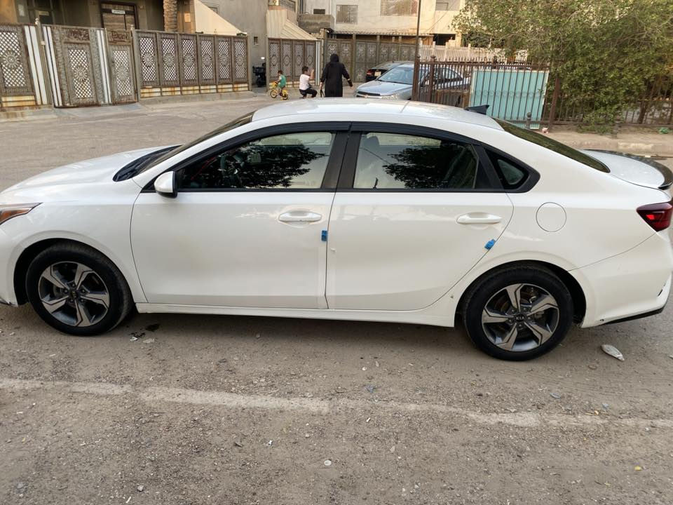 السلام عليكم
كيه فورتي للبيع 
الموديل ؛2019
حادثها :جاملغ صفحه الصدر وربع البنيد 
كير ومكينه كفاله عامه تبريد شغال 
مواصفات عادية تحكم ستيرن جهتين كروز مثبت سرعه تحديد مسار حساس بريك شاشه كبيره تدعم الكار بلي كامره خلفيه 
المكينه 2000دوش 
للاستفسار : ‭0776 036 6355‬واتساب فقط
