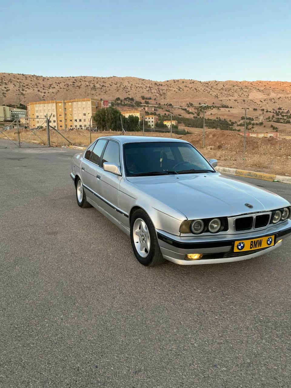 ه ره تا به ناوي خوايي گه وره
بیئم ٥٢٥ مۆدیل ١٩٩٢
ئارم پلاستک هەولیر بەشەرت
یەک ژمارەی هەلە نیە
کیرو مەکینە بەشەرت
مەکینە دەبل دجیتەلە بەشەرتی ئەوەی بوخاری نەبیت
دووجام کارەبا ئاونە کارەبا
 پەردە بیلاد
دەعم و لیدرانی نیە بەشەرتی موس و براوە
سەیارکە زۆر بەقووەتە
نرخ ٣٧وەرقە کەمیک مەجەل
***********

*********** كويسينجاك, أربيل
