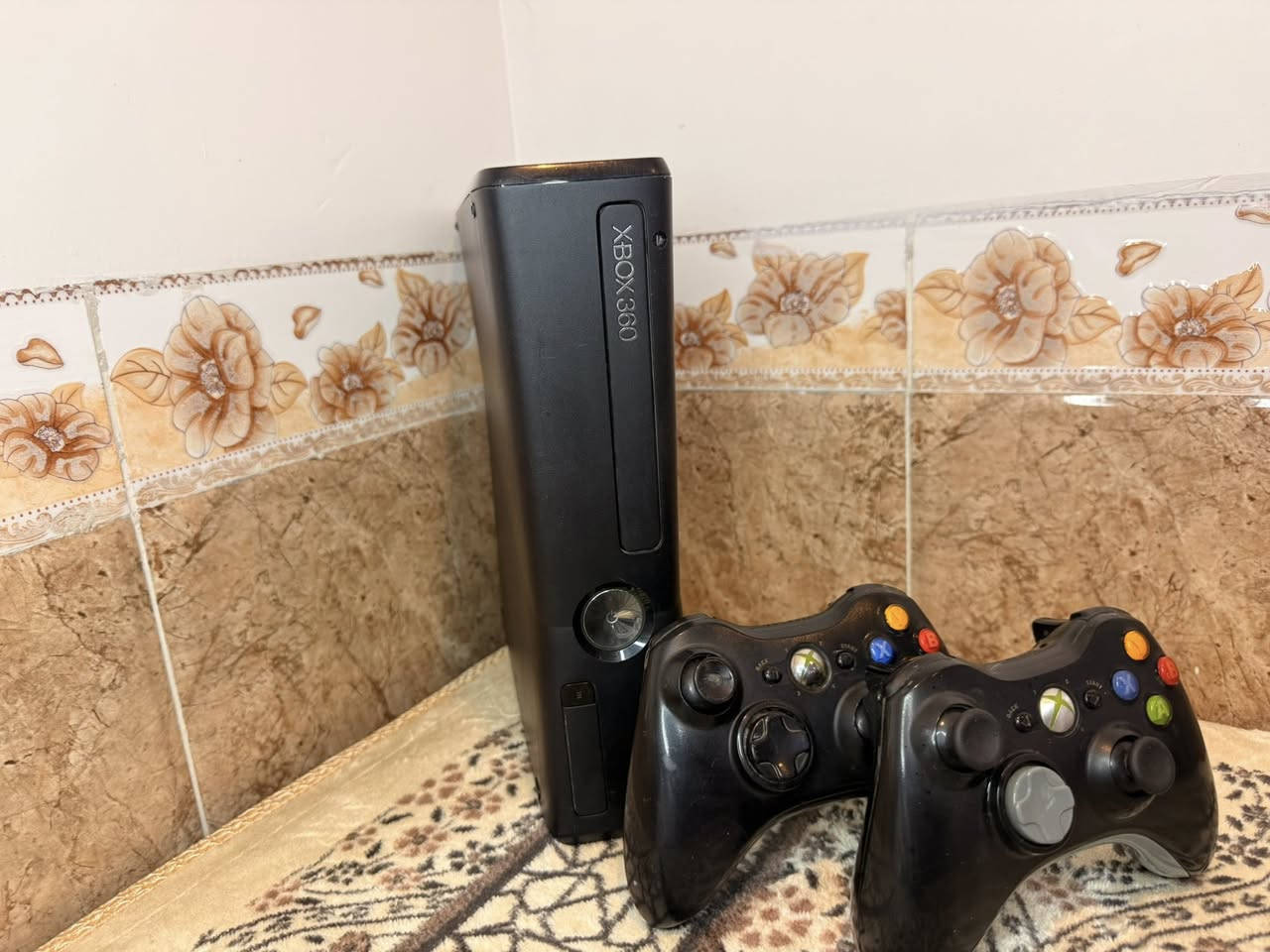 اكس بوكس 360 سلم نضافه فوول الجهاز شرط النضافه والشغل مع دبل جوستك اصلي والجهاز بل الضمان ايضا  انطي فوول نضافه .
التوصيل موجود مكاني كركوك رقمي *********** واني خادم
