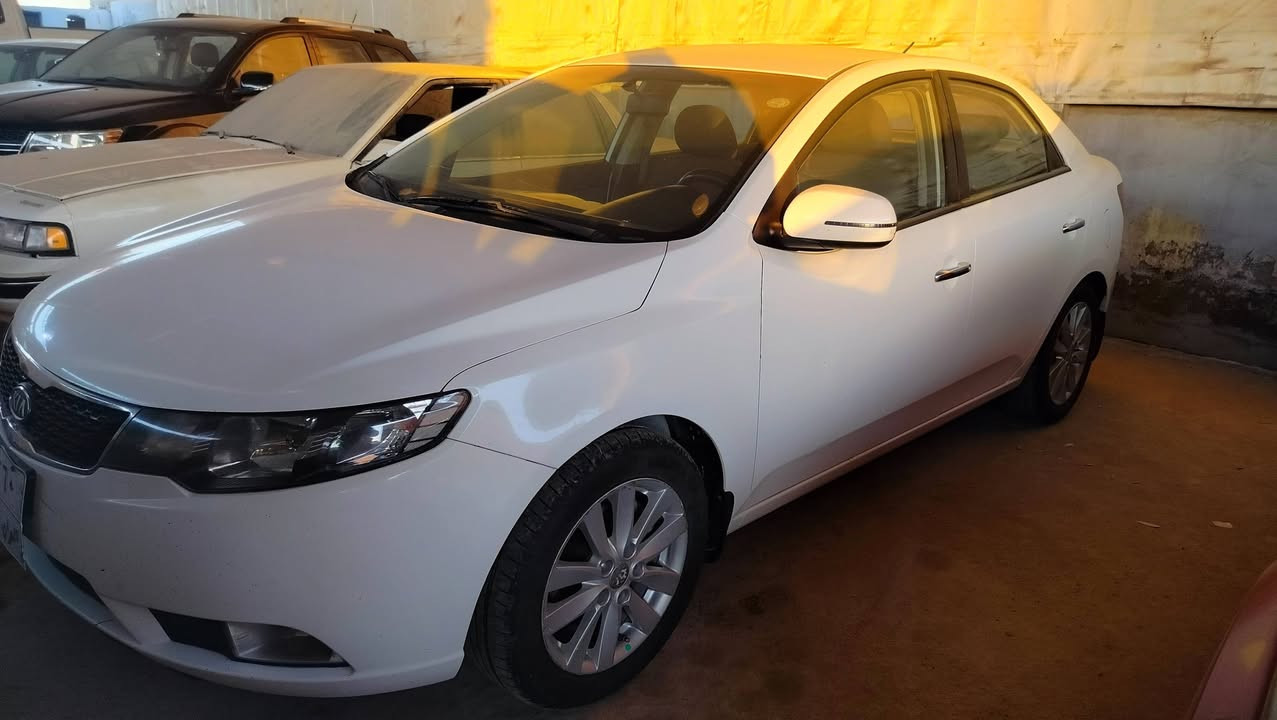 سيراتو ٢٠١١

 داخل اسود 
تحكمات ستيرن جهتين 
شفتات بالاستيرن 
تبريد بيانو (لمس) 
كير 6 نمرات 
كزوز رياضي 
محرك وكير بشرط 
٤ تاير جديد 
باتري جديد 
حدادية السيارة ٩٥٪

بيها جاملغ موضح بالصور مع داخل قليل جدا 
السعر ١١٠ $


**إذا كنت صاحب هذا الإعلان وتريد حذفه لأي سبب، رجاءا أرسل رسالة إلى الدعم الفني**