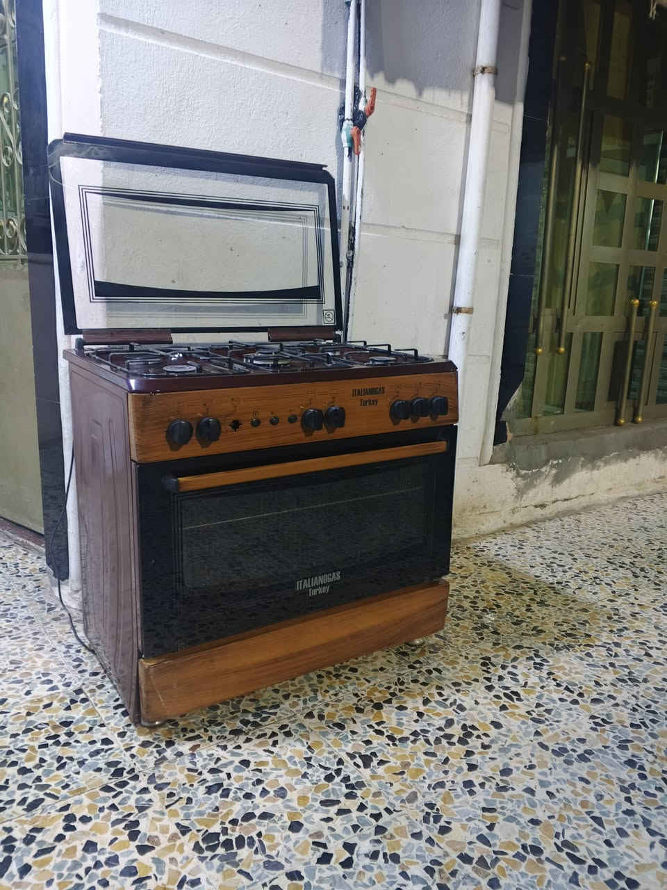 سلام عليكم ورحمة الله وبركاته
طباخ عشتار 5 عيون شغال ونارته حلوه 
فرن قطين بيع مسعجل( السعر 120)وبي مجال
مكاني الرمادي شارع 60 
‏‪***********‬‏
