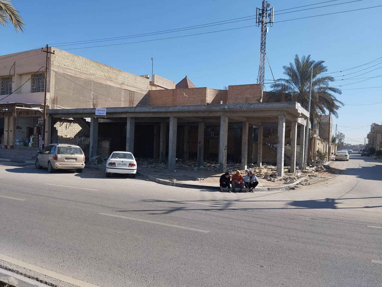 السلام عليكم 
بنايه هيكل للايجار ركن على شارع الملعب الاولمبي الجديد المساحة 300م يصلح شركة أو وكاله للمعلومات الاتصال ***********
