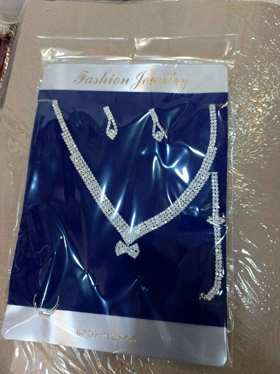 نوع جديد ومختلف اكسسوارات لدى أقمشه عبدالله الشويخ 
نوع مختلف من الأناقة... ولمسة تكمل مظهرك. إذا كنت تبحث عن مجموعة اكسسوارات جذابة للأنظار تضيف لمسة رقيقة إلى مظهرك، قطعة بسيطة
ولكن مع تأثير قوي
اختيار مثالي لنفسك أو كهدية مميزة😍
سعر بلاش 😉 
واتساب***********
        ***********
يوجد خدمة توصيل.
#عشق_الاكسسوارات
