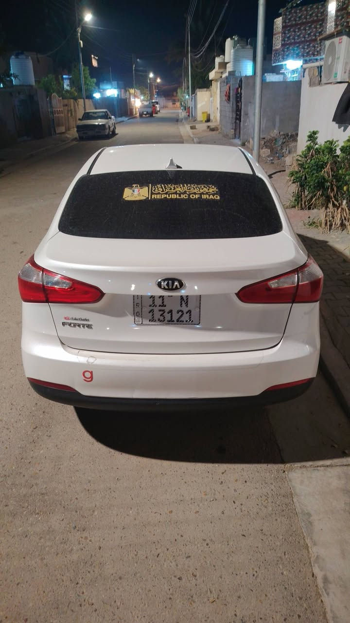 سيارة فورتي 2015 ماشيه 104ميل  امريكي ابيض رقم بغداد .. 4 سلندر... محرك دوش المرغوب . حجم المحرك 1800 .. نظيفة جداً شاشة اصلية لمس .. كامرة خلفية . AUx ..USB . مانعع
انزلاق .. نظام ايكو .. نظام كروس .. تحكم ستيرن . ويل-كب نيكل كروم .. اشارة بالمري .. مري كهرباء .. تبريد 
ثلج ❤❤❤❤سعر 107بيها مجال 
حادث بسيط جداً ( باب السائق ) ومصلح بامريكا وراجع بلادي السيارة نظيفة جدأً ، عزم وعزل ممتاز عنوان بغداد تقاطع النهروان ***********
