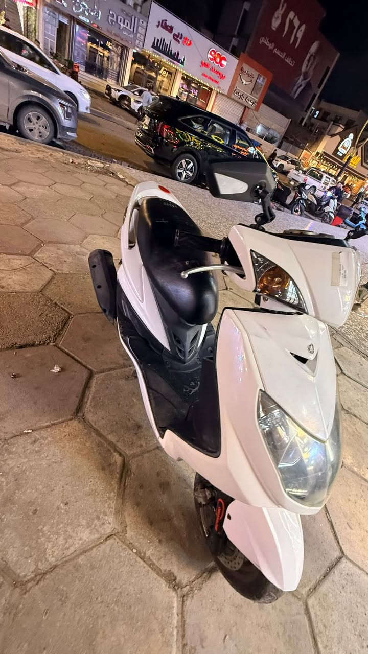 سلام عليكم دراجة سكنس فحل نوزل نضيفة كلش مال رمبة عله ايدي كلشي مملعوب بيها كهربائيات كلها شغاله ماشية 11الف مكاني بغداد الاعظمية شارع ضباط رقم ***********
