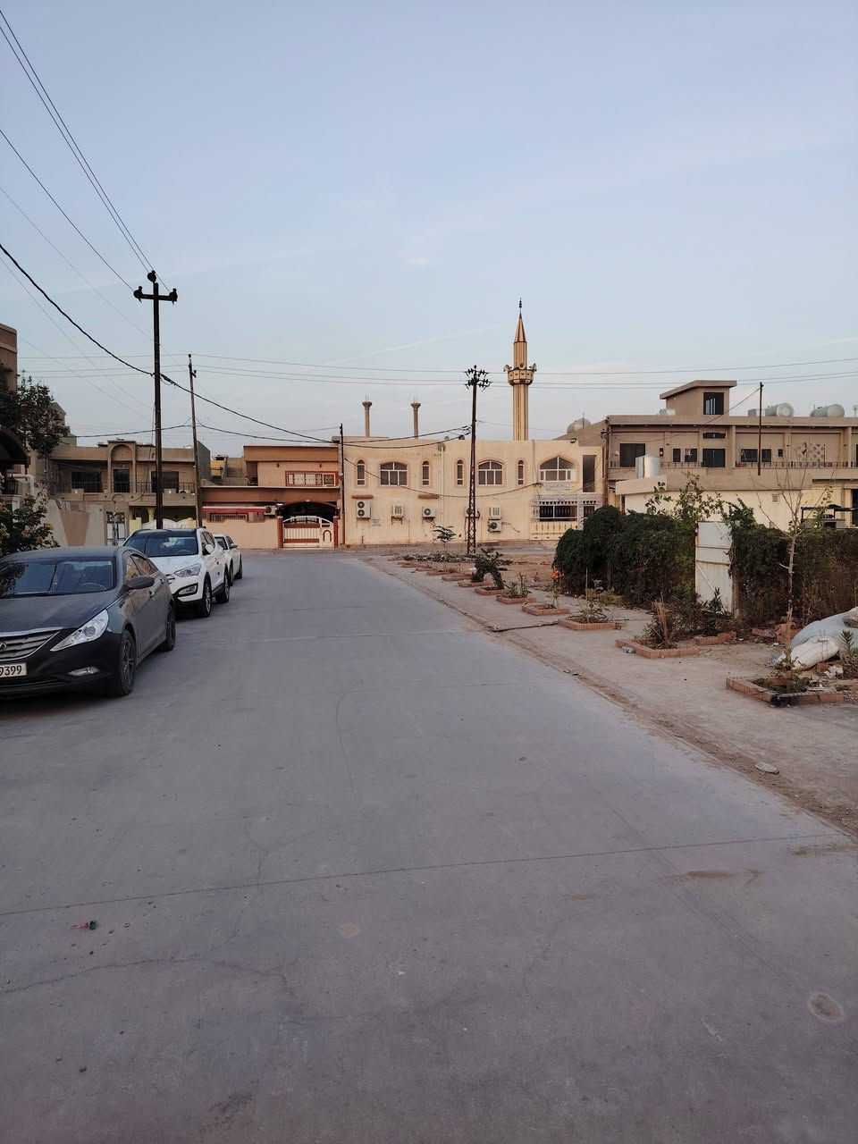 بيت للبيع  طابو صرف مساحه 100 متر بحي العسكري مقاطعه 56 قرب السايدين بيت حلو مرتب يبعد عن جامع الهجرة النبويه 50 متر وعن شارع عشرين ثالث كدامه حديقه وفرع مفتوح ومجمع مدارس موقعه مميز يحتوي للاستفسار ***********
