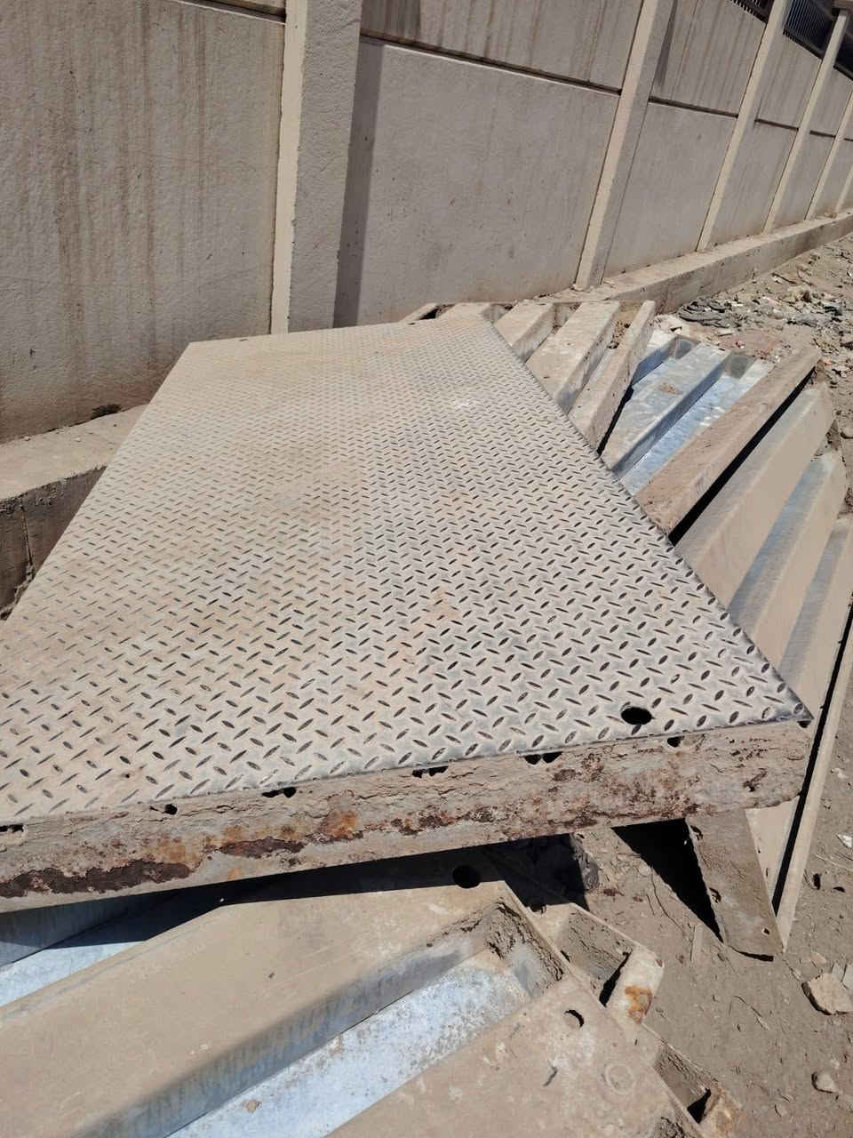 طبقات بليت مال جسر أمريكي  سمك البليت (6)ملم الطول (٢٢٥) مترين وربع) العرض ) متر الكميه) 11) قطعه سعر القطعه الوحده ١٧٥ الف العنوان بغداد مدينه الصدر   الاتصال ***********
