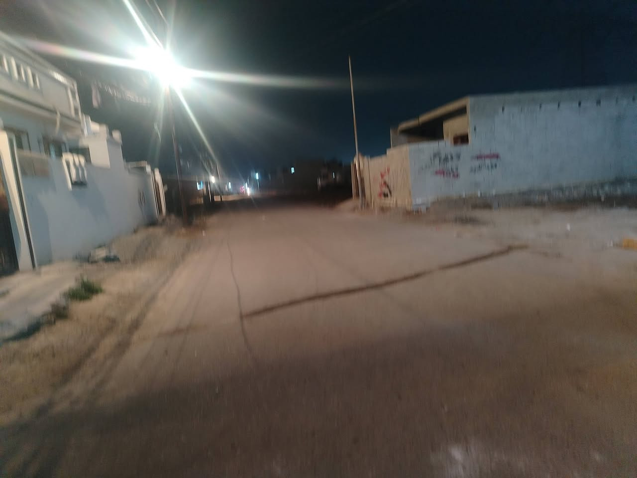 سلام عليكم قطعه ارض ١٩٠ متر واجهاا ١١ ونص ونزال ٢٣ مدفونه ومسحوب بيهاا مي ركن على شارعين وبيهاا كتاب مال بعيد عن نفط علئ ضغط مكانهاا لاصلاح قريب لعباده لتفيده بخدمته رقمي ***********
