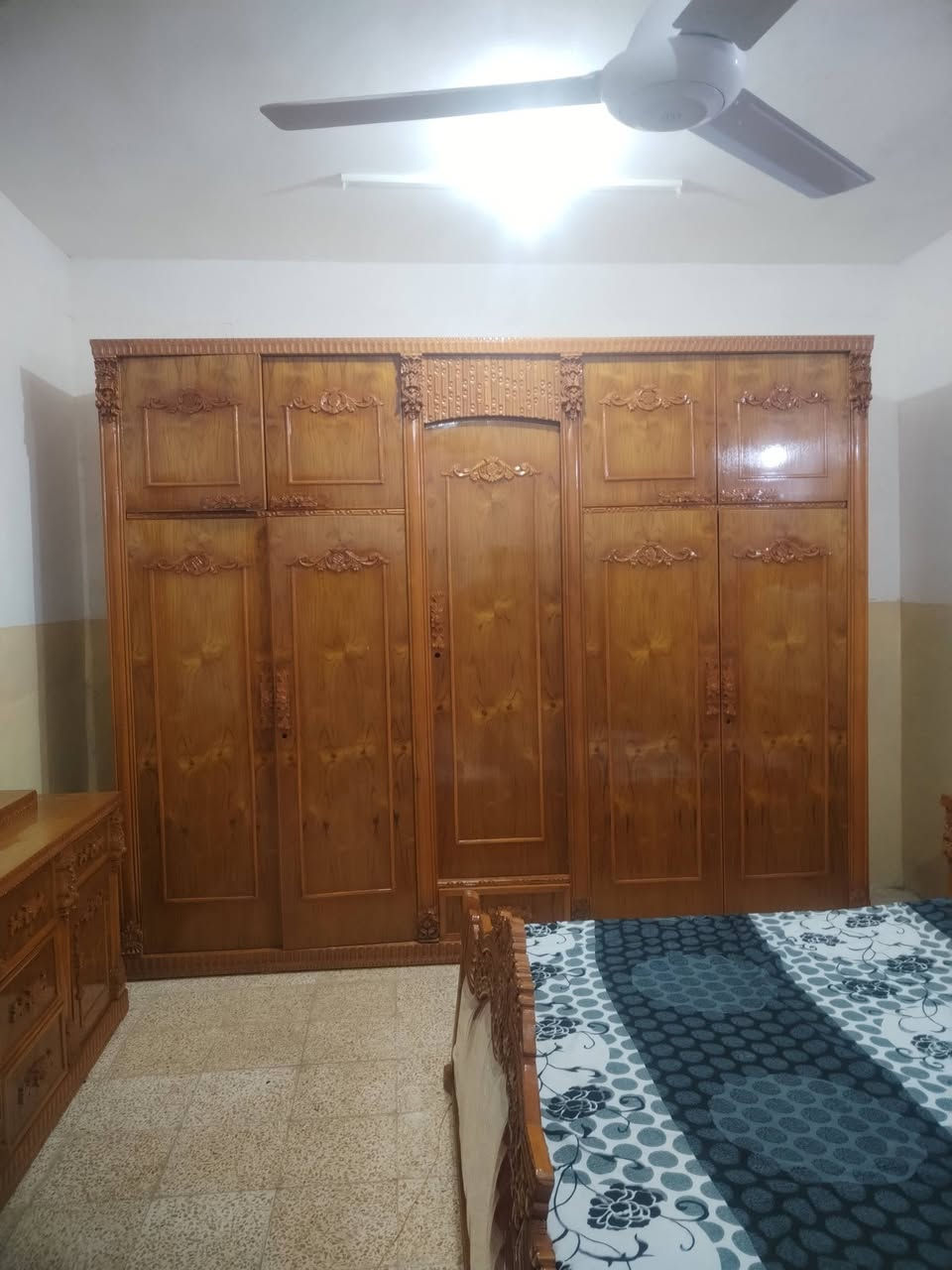 للبيع مستخدمه شهر واحد  بعدها جديده نقشات كلو زان خشب ثقيل شي مرتب السعر مليون وربع
*********** واتساب
***********
